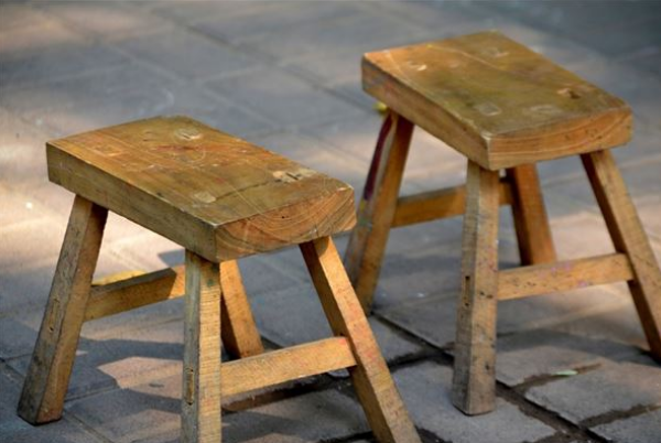 被老师打的坐凳子上都不敢坐怎么办？