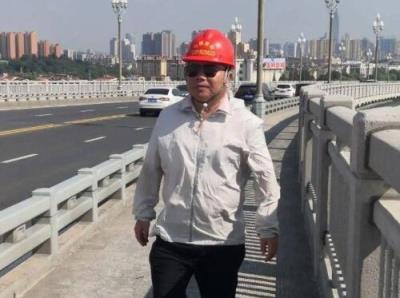 南京一大叔十八年自费救助400位跳桥者，是什么原因让他坚持这么做的？