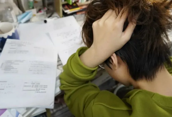 学长做错一道题就插一支笔，对吗？