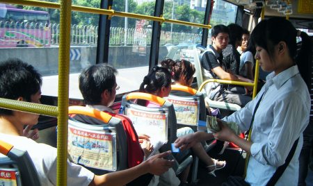 公交车后车座的疯狂的做细节描写