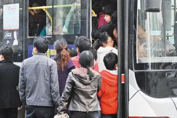 公交车后车座的疯狂的做细节描写