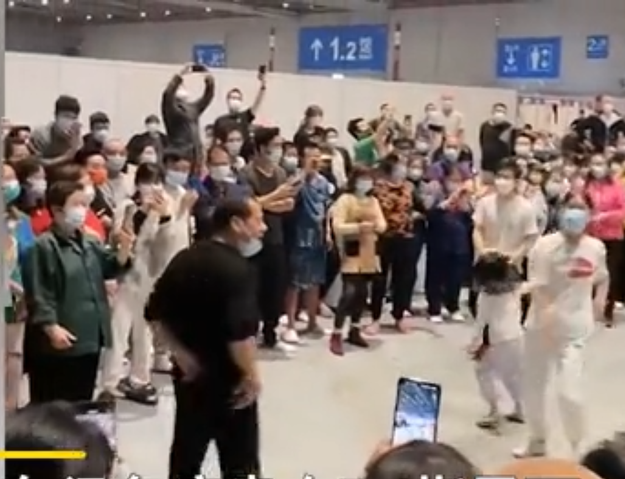 上海方舱医院病患蹦迪跳《野摩托》，现场氛围如何？