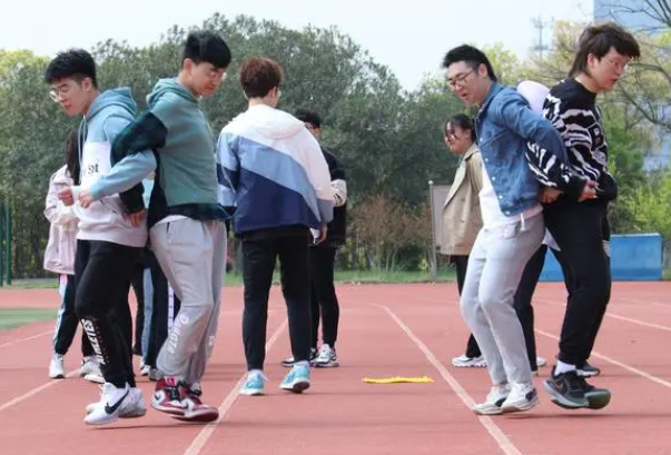 叶渺渺夹住跑步体育课的原因