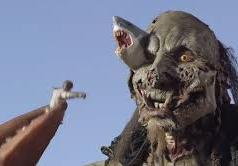 美国电影,海里的怪物吃人时眼睛出来鲨鱼