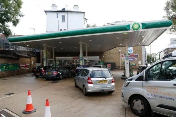 C罗的豪车排队7小时也没有加到油,英国的燃油为何这么缺?