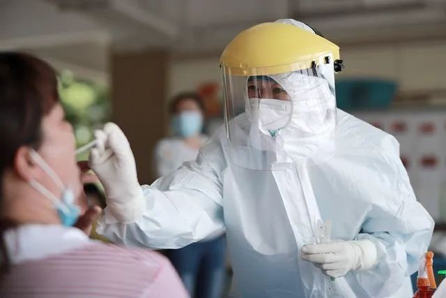 河南一医院10名医护人员核酸混检呈弱阳性,弱阳性算是确诊了吗?