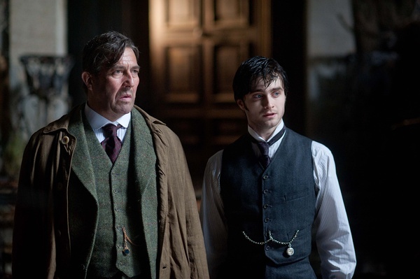 电影《黑衣女人》讲述的是什么故事？结局如何？