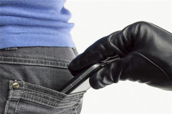 四川男子盗窃手机转账被抓后吐槽失主，是否该对这种毫无悔意的人进行严惩？