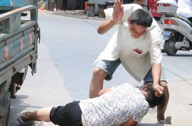 潍坊研三女生称被婆家打瘫痪，公公否认，女子究竟有无遭到家暴？