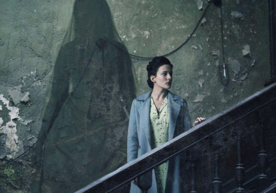 黑衣女人里最后的结局到底是什么、其中有两次画面闪出一个白衣女子是什么