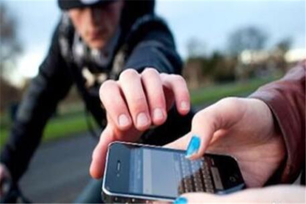 四川男子盗窃手机转账被抓后吐槽失主，是否该对这种毫无悔意的人进行严惩？