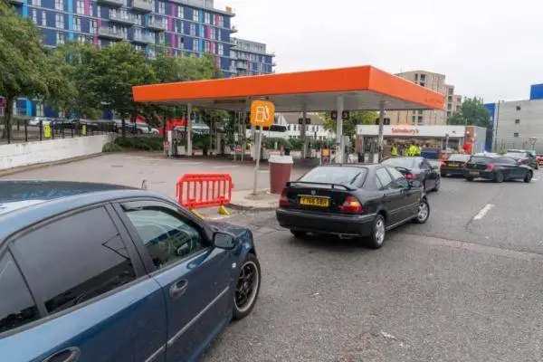 C罗的豪车排队7小时也没有加到油，英国的燃油为何这么缺？