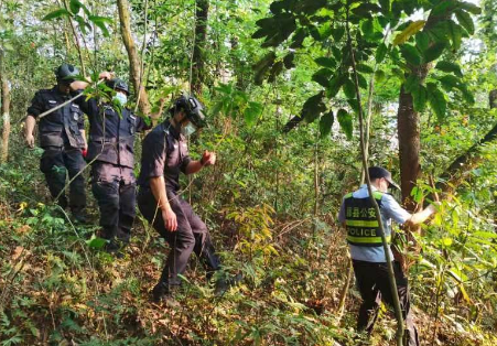 广西藤县村民称坠机现场树上挂着大量布条，现场还留下了哪些物品？