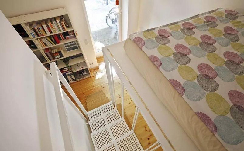 广东男子晒空中阁楼出租房:搭梯回家,2平米的出租屋扎痛了谁的心?