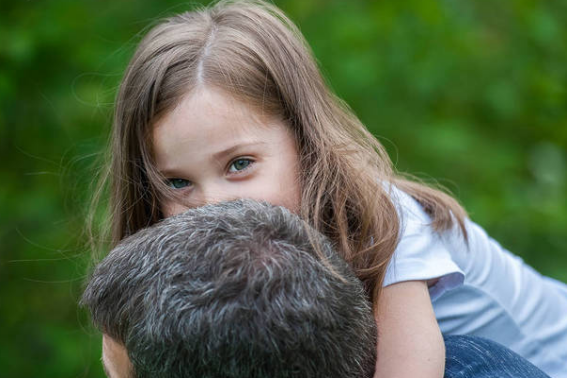 爸爸缓慢有力挺送女儿的话怎么说