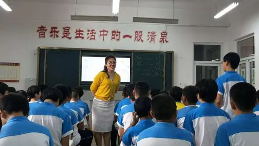 课上一半就退休的老师，你印象中哪位老师给你留下的印象最深刻？