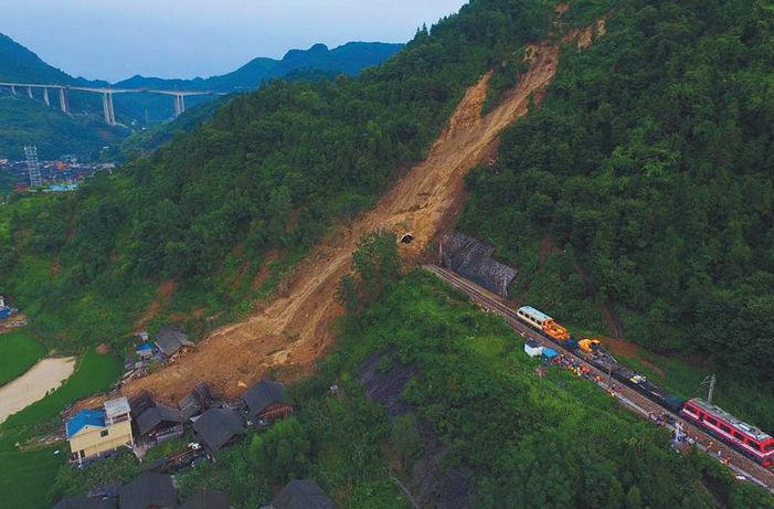 延安一处山体垮塌致四人遇难,导致山体垮塌的原因是什么?