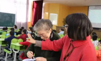 课上一半就退休的老师,你印象中哪位老师给你留下的印象最深刻?