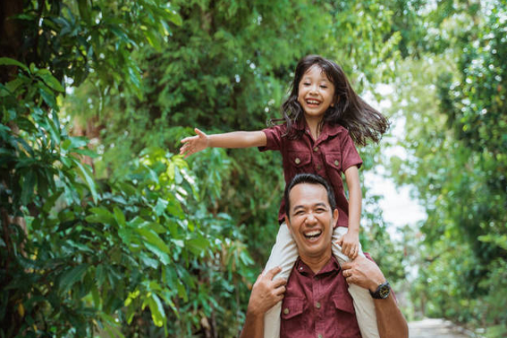 爸爸缓慢有力挺送女儿的话怎么说
