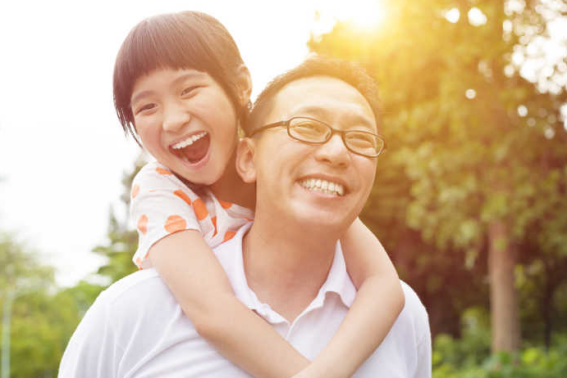 爸爸缓慢有力挺送女儿的话怎么说