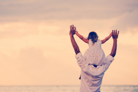 爸爸缓慢有力挺送女儿的话怎么说