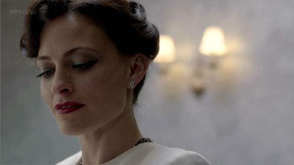 神探夏洛克中,艾琳艾德勒究竟死了没????