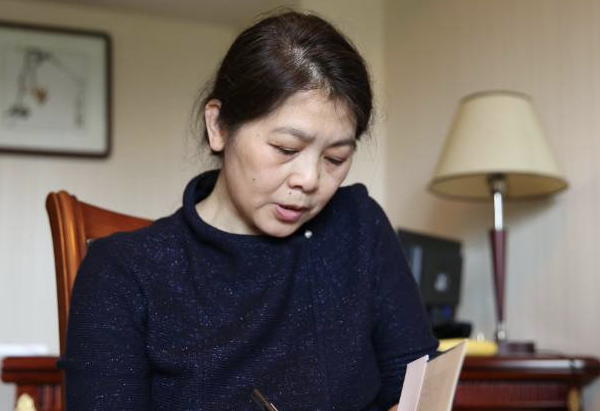 迟子建的《一滴水可以活多久》讲的是什么？