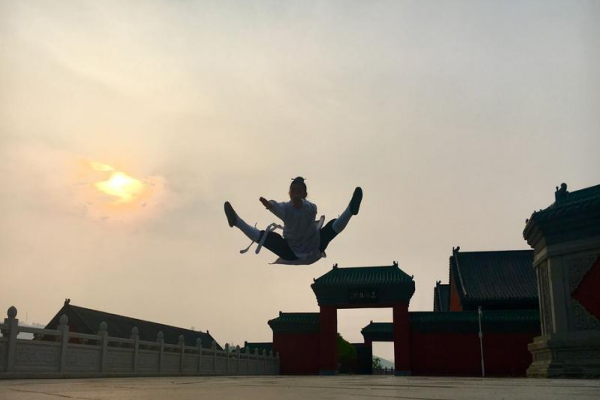 祖逖闻鸡起舞原文及译文