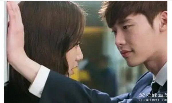 壁咚有两种意思，你知道壁咚是什么意思吗?