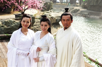 他狂由他狂；明月照大江，他横任他横；清风拂山岗。这首诗是？