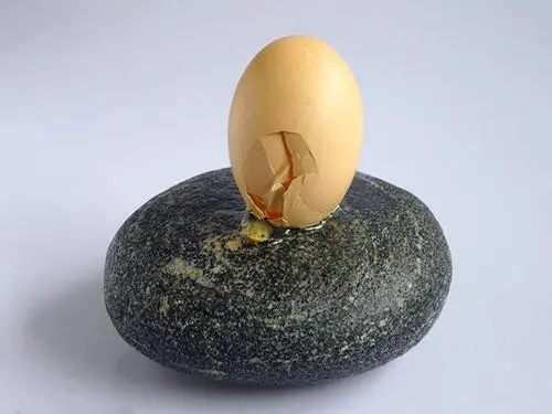 鸡蛋碰石头歇后语下一句