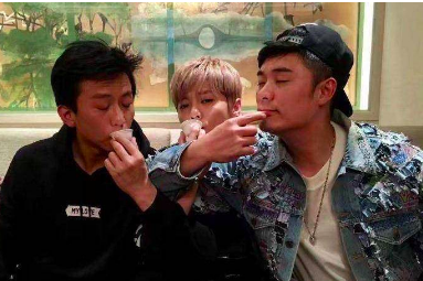 “天霸动霸tua”是什么梗？