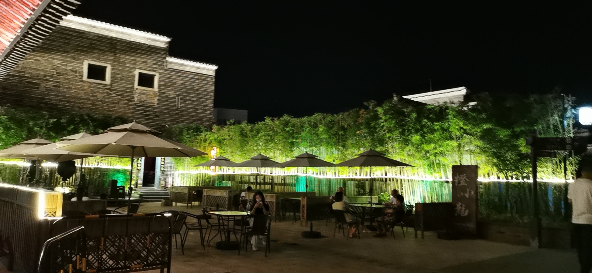 家父刚去世三天,殡仪馆告别瞻仰父亲时,我用手抚摸了一下家父的脸,好不好？