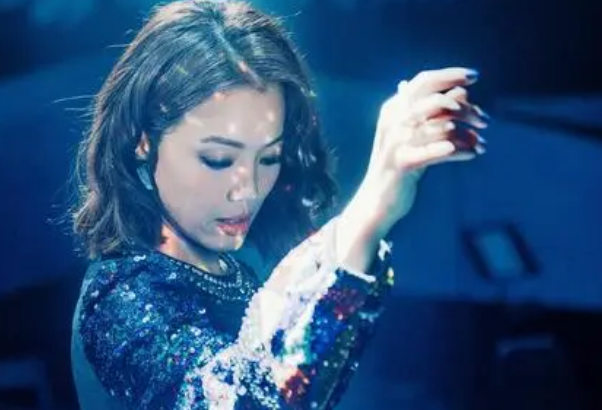 《挥着翅膀的女孩》的歌词是什么？