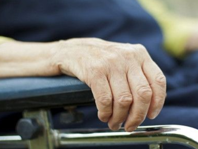 《爱与诚》歌词里的手震是什么意思?