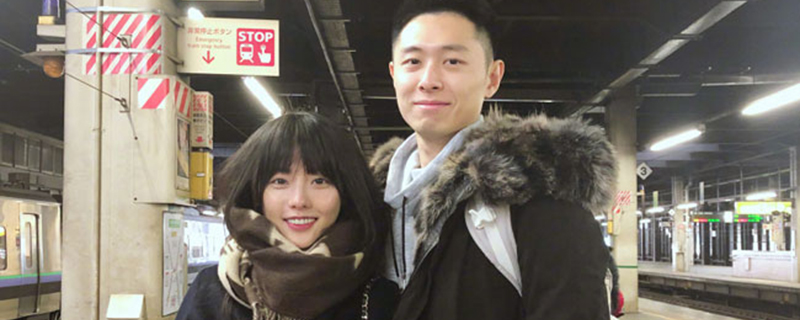 张嘉倪和买超差几岁