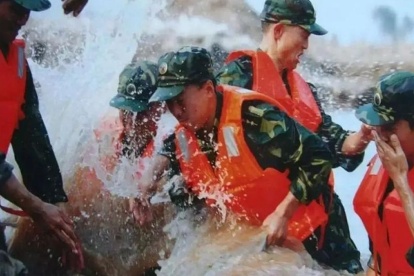 寸步难行路难行,舍生忘死护他人,打一生肖