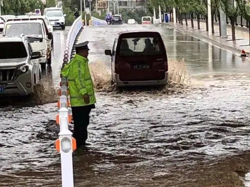 聋哑大叔深水中冒险排渠救人，满腿擦伤仍倍感自豪，大叔是否值得我们学习？