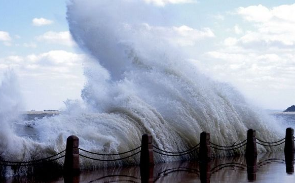 千里波涛滚滚来，雪花飞向钓鱼台。是谁的诗？