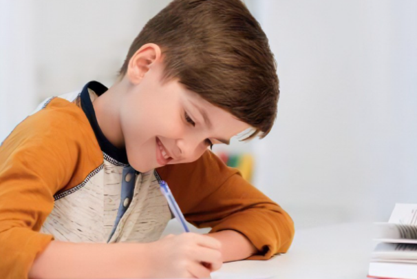 坐在哥哥的棒子上写作文怎么写