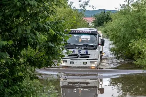 聋哑大叔深水中冒险排渠救人，满腿擦伤仍倍感自豪，大叔是否值得我们学习？