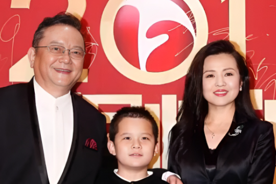 王刚妻子郑彦东简历