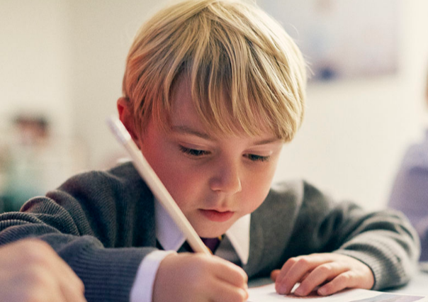 坐棒子上写作业的片段