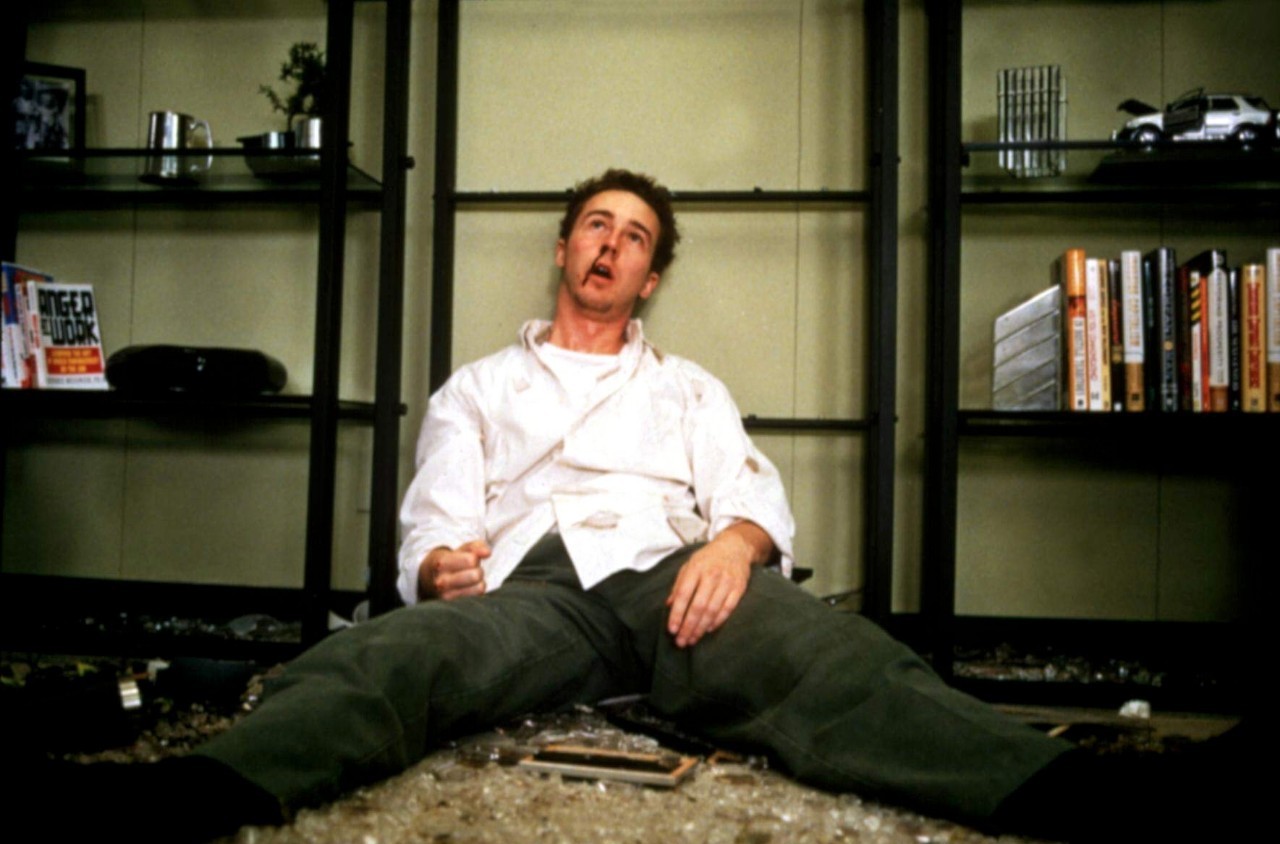 《搏击俱乐部》结局男主明白泰勒根本不存在，这样的设定有哪些深意?