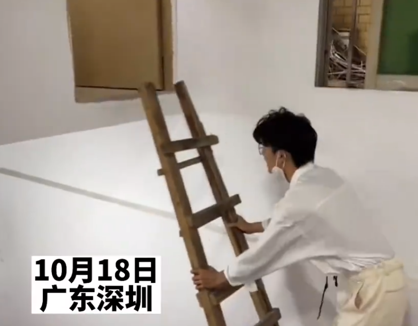 男子晒空中阁楼出租房:搭梯回家,打工人的日常是怎样的?