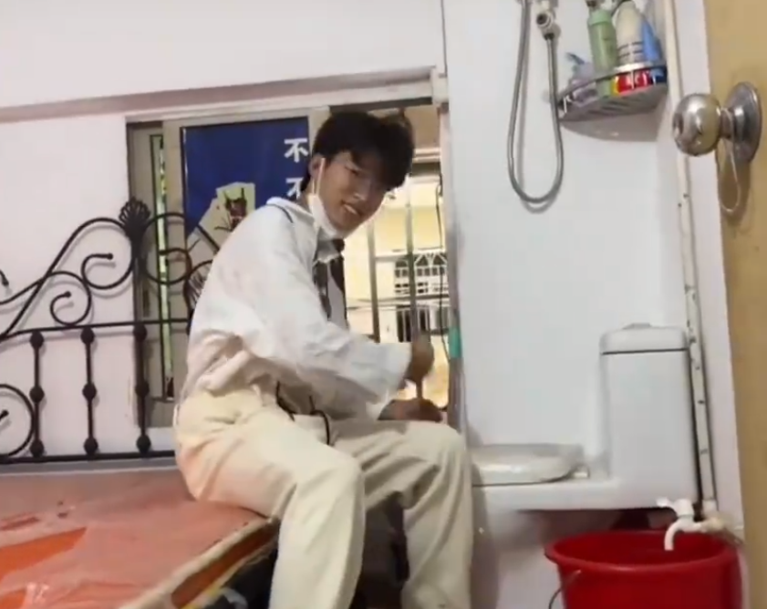 男子晒空中阁楼出租房:搭梯回家,打工人的日常是怎样的?