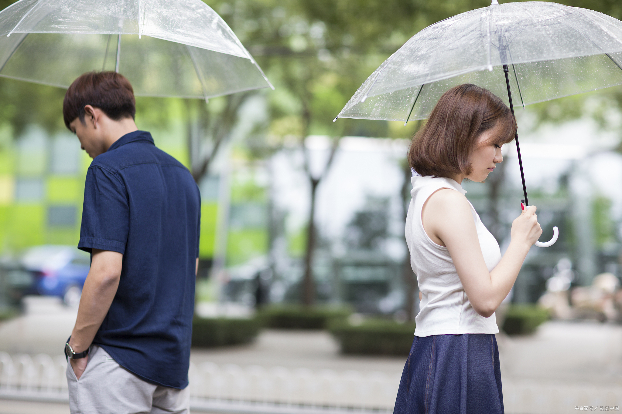 丈夫出轨了我的闺蜜，让我很心痛，我该怎么办？