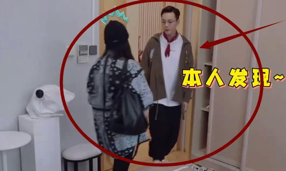 欧阳娜娜未经允许进陈伟霆房间,试穿鞋子首饰直接带走,本尊是怎样回应的?