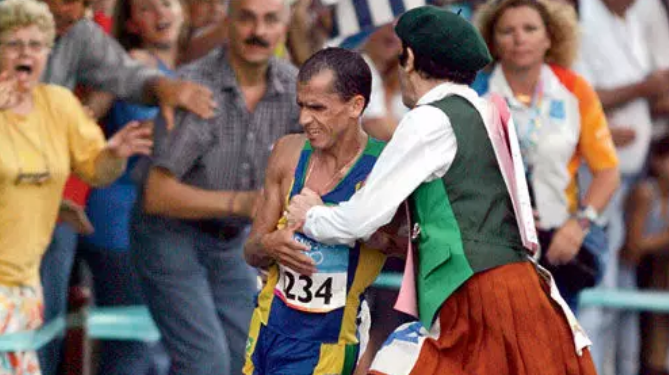 巴西选手德·立马跑马拉松被冲出人群的观众撞进人群，这名观众最后怎么样了？
