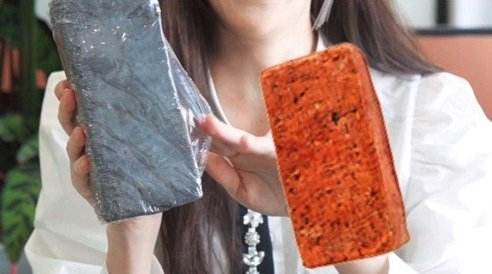 上海女生收到男友送的砖头可乐，她男友为何会送这样的礼物给他？